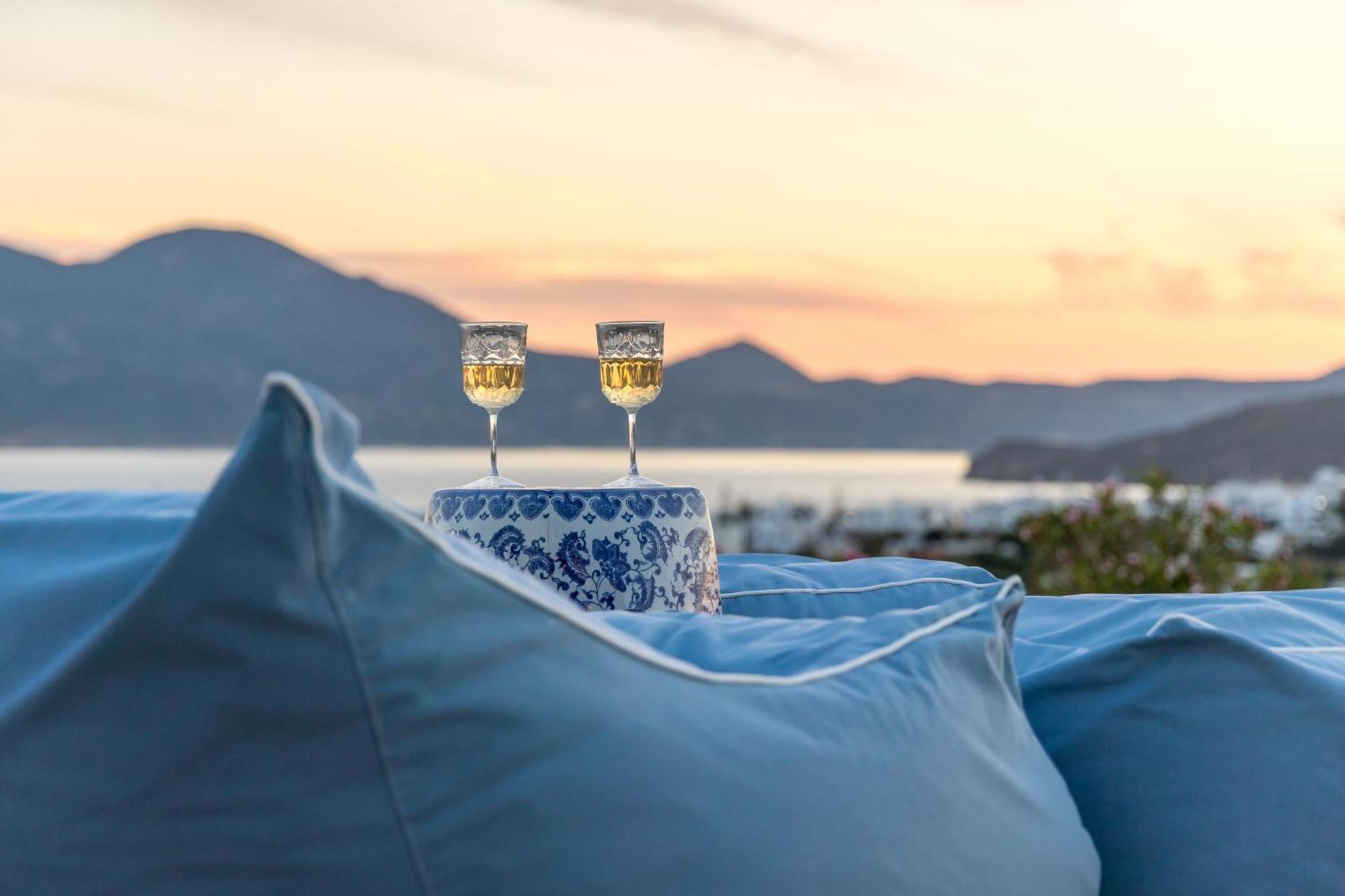 Blu Suites And Studios Adamantas  Bagian luar foto
